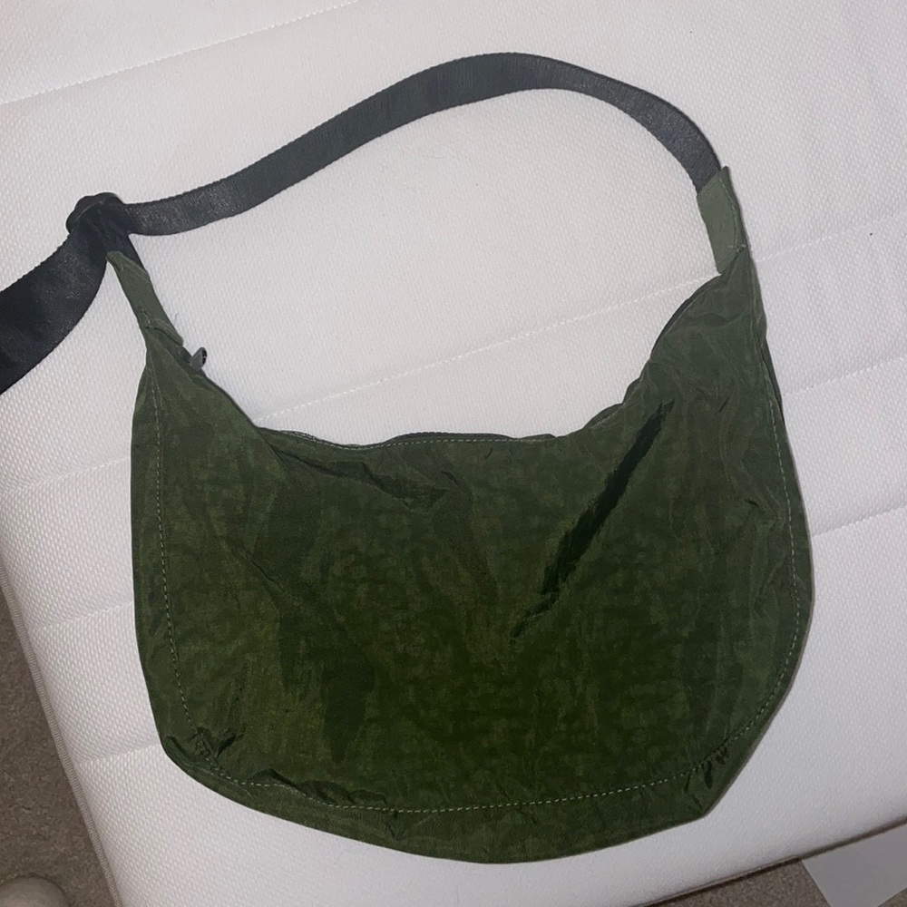 BAGGU medium nylon crescent in bay laurel